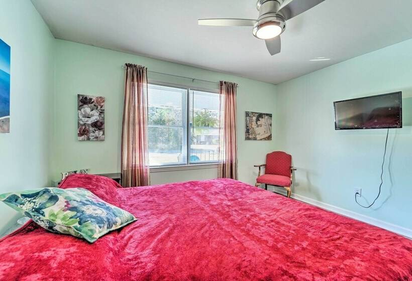 Charming Wilmington Home W/ Screened In Porch