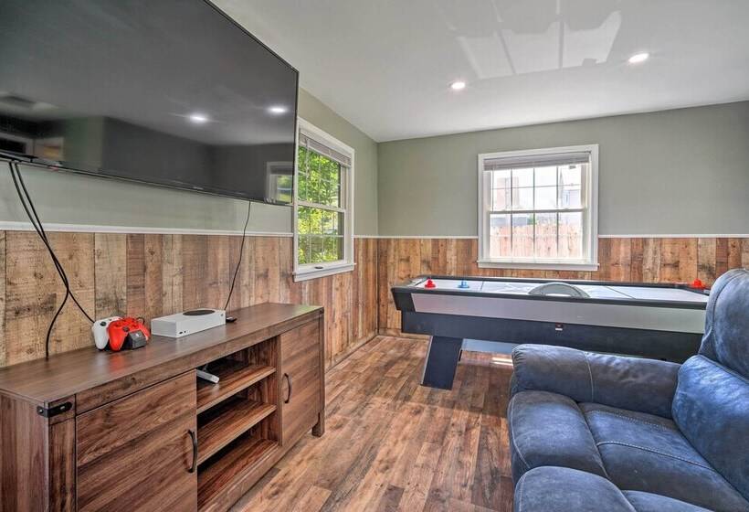 Cheery Family Escape W/ Game Room & Fire Pit!