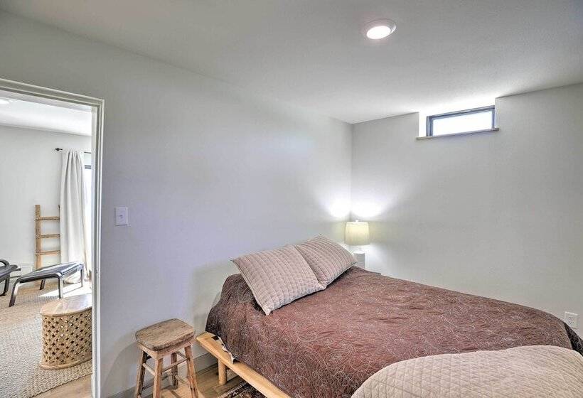 Chic & Cozy Cabin With Private Hot Tub & Beach!