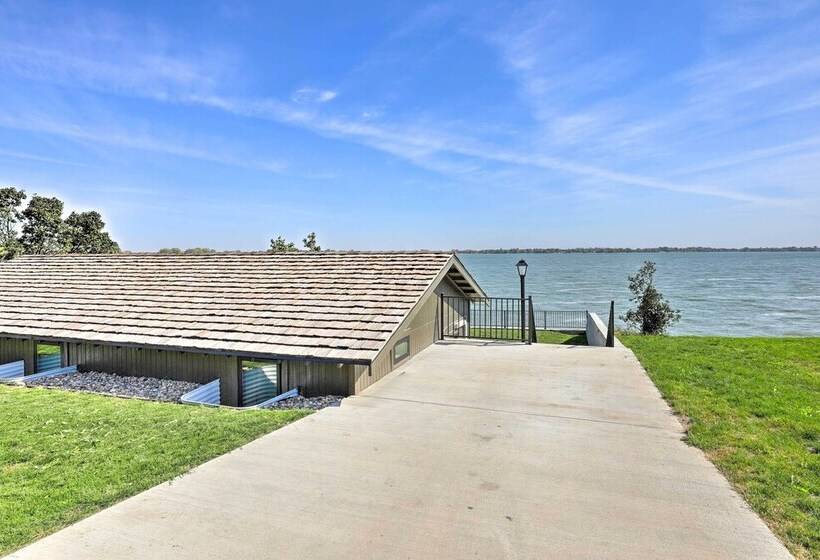 Chic & Cozy Cabin With Private Hot Tub & Beach!