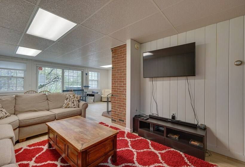 Chic Dover Home W/ Hot Tub: 1 Mi To Golf!