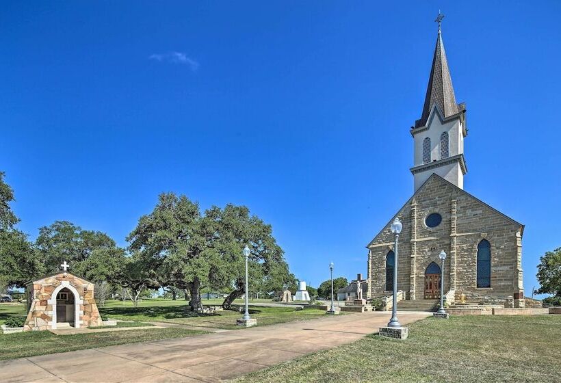 Peaceful Schulenburg Farmhouse W/ Fire Pit & Grill