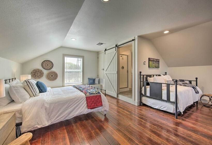 Peaceful Schulenburg Farmhouse W/ Fire Pit & Grill