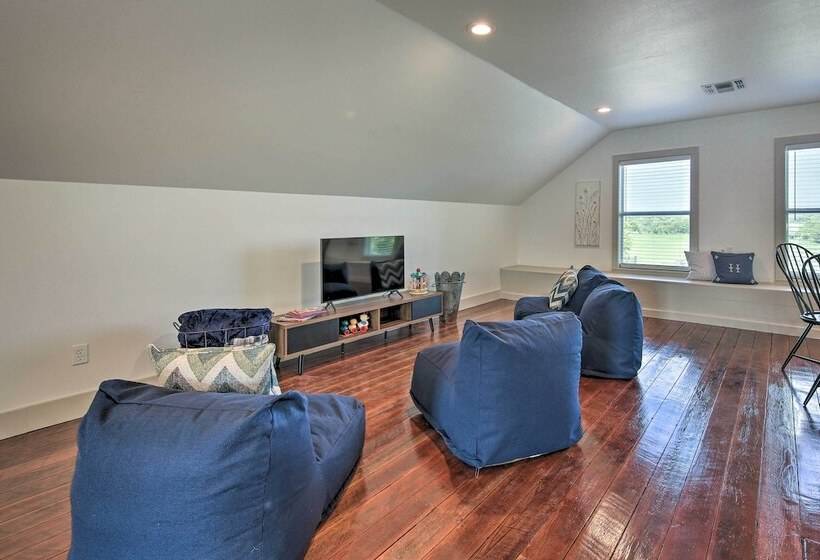 Peaceful Schulenburg Farmhouse W/ Fire Pit & Grill