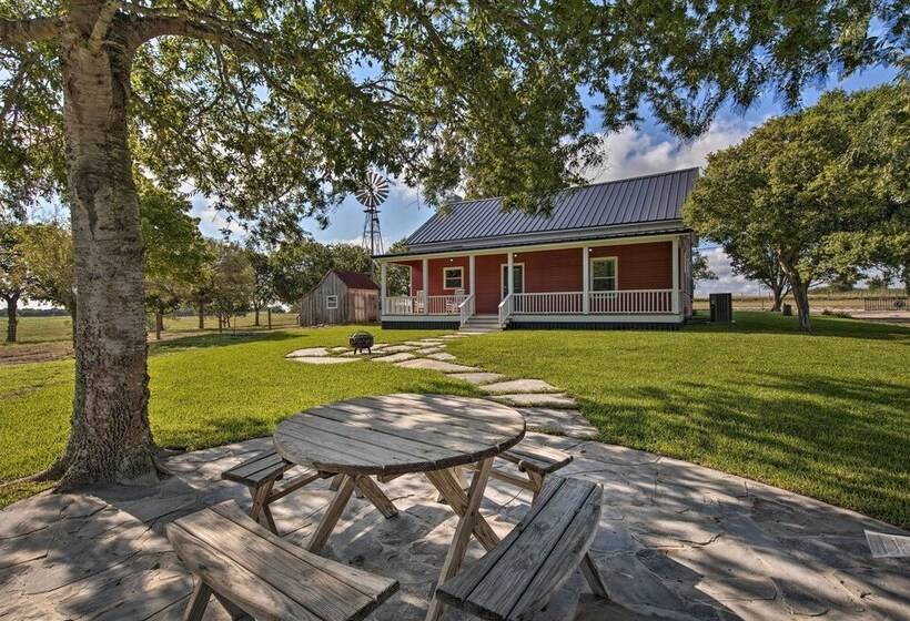 Peaceful Schulenburg Farmhouse W/ Fire Pit & Grill