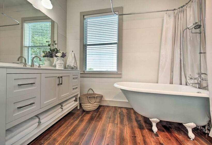 Peaceful Schulenburg Farmhouse W/ Fire Pit & Grill