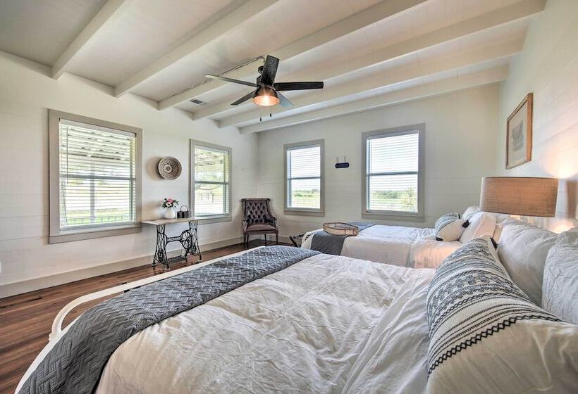 Peaceful Schulenburg Farmhouse W/ Fire Pit & Grill