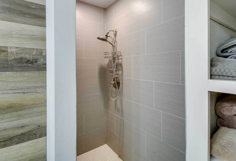 Lakefront Haven Near Oaklawn & Casino Resort!