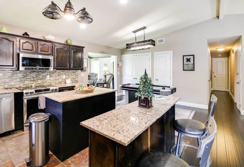 Lakefront Haven Near Oaklawn & Casino Resort!