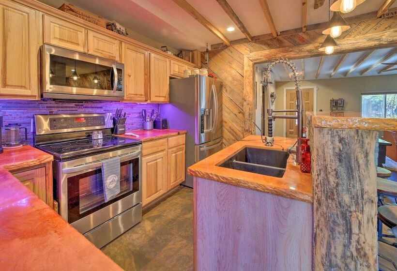 Cozy Cabin Retreat W/ Patio & Fenced Yard