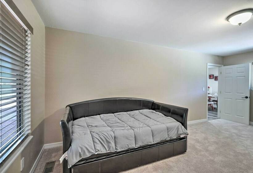 Contemporary Flagstaff Retreat W/ Ponderosas!