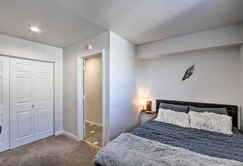 Convenient Burien Getaway: 12 Mi To Dtwn Sea!