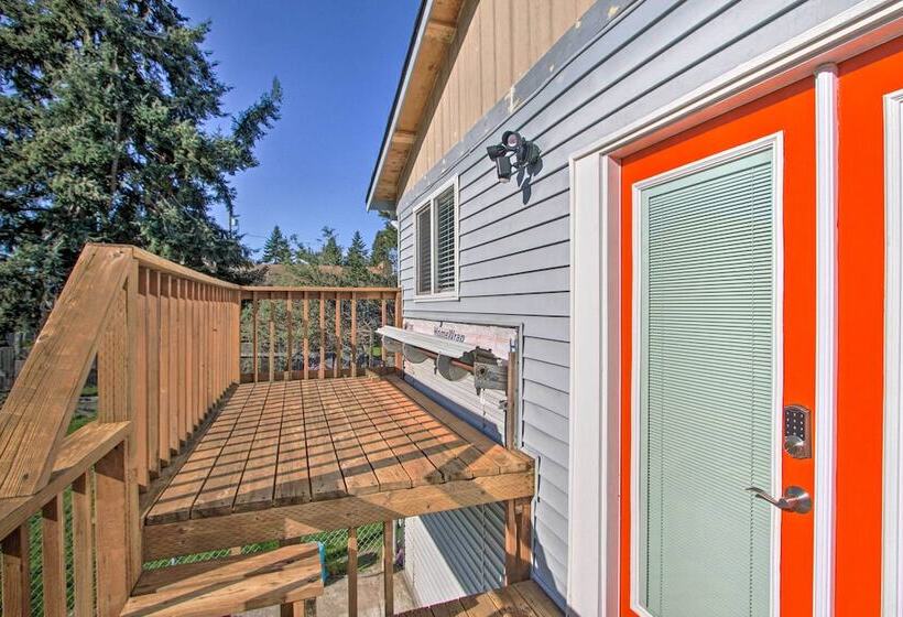 Convenient Burien Getaway: 12 Mi To Dtwn Sea!