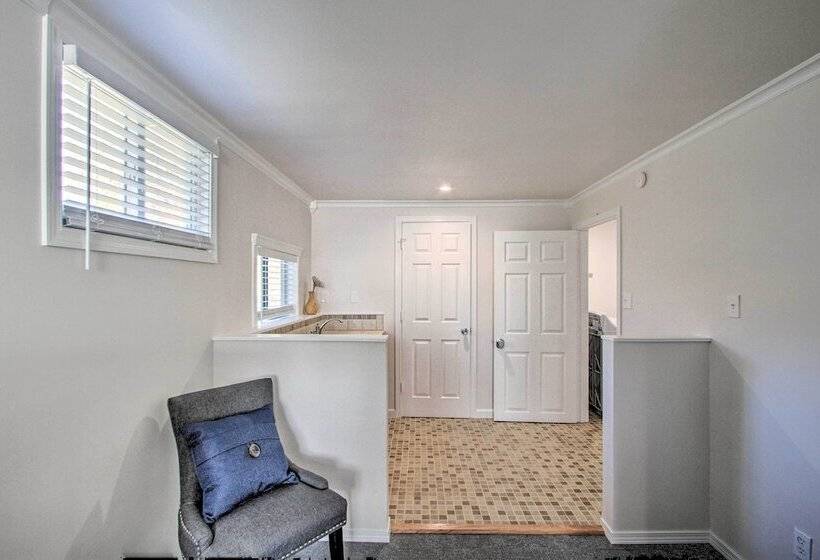 Convenient Burien Getaway: 12 Mi To Dtwn Sea!