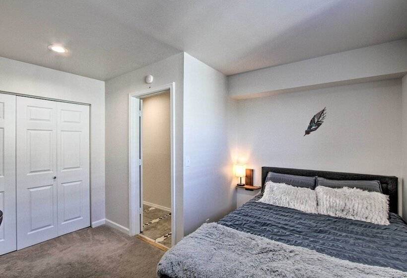 Convenient Burien Getaway: 12 Mi To Dtwn Sea!