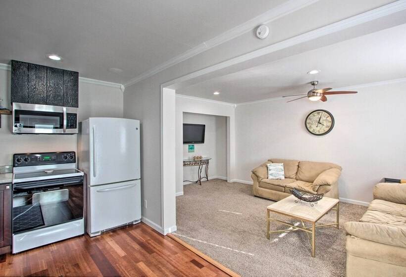 Convenient Burien Getaway: 12 Mi To Dtwn Sea!