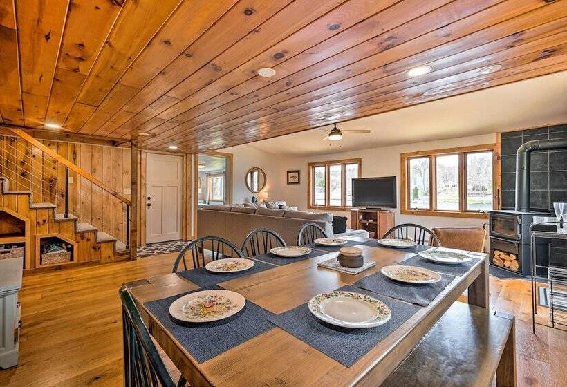 Cozy Castleton Cabin With Fire Pit + Water Access!