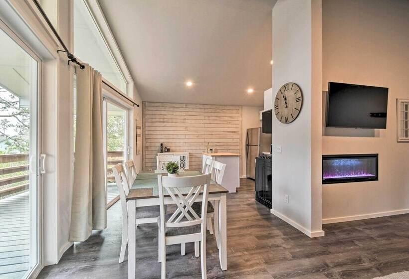 Cozy Cottage On The Coast Near Downtown Westport!