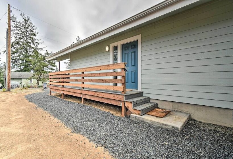 Cozy Cottage On The Coast Near Downtown Westport!