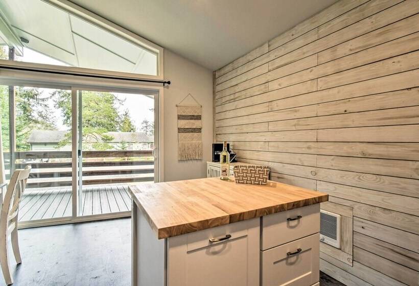 Cozy Cottage On The Coast Near Downtown Westport!