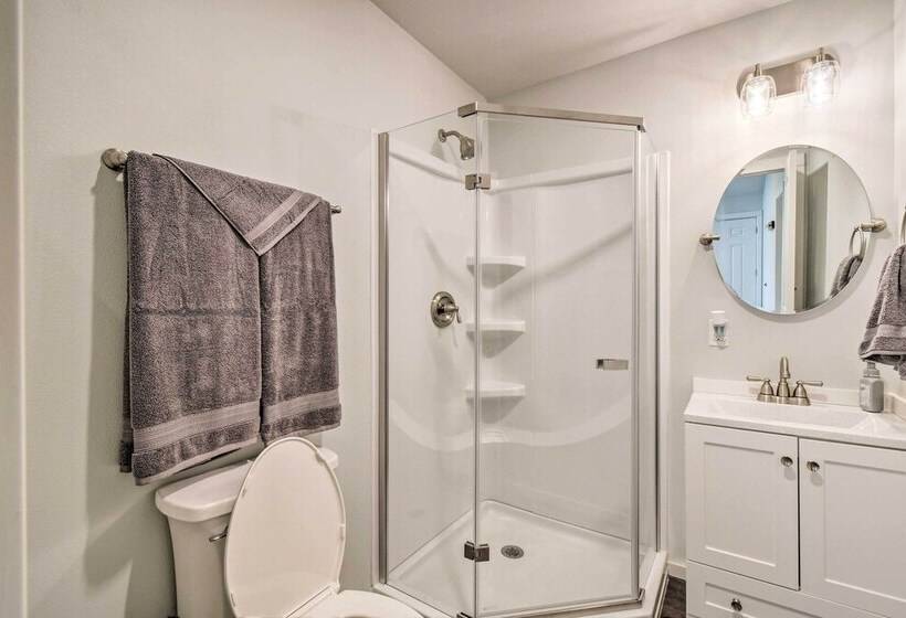 Cozy Cottage On The Coast Near Downtown Westport!