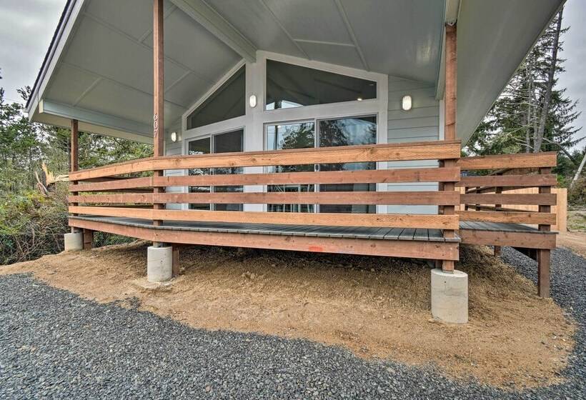 Cozy Cottage On The Coast Near Downtown Westport!