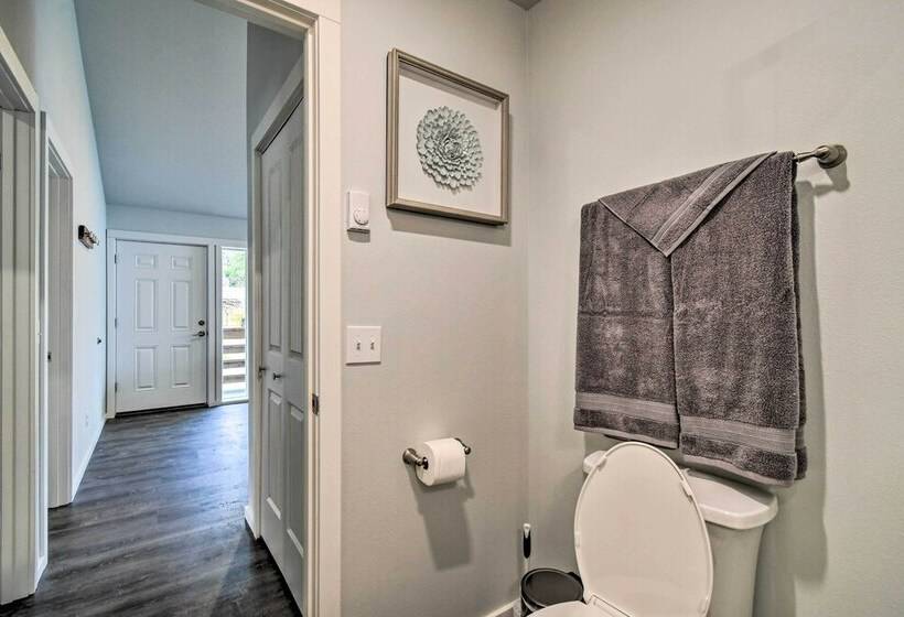 Cozy Cottage On The Coast Near Downtown Westport!