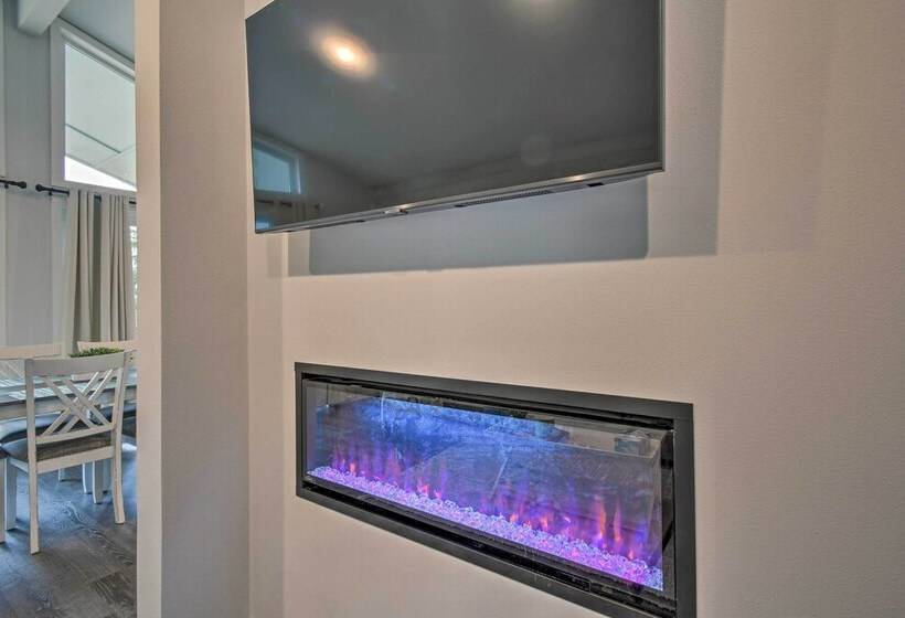 Cozy Cottage On The Coast Near Downtown Westport!