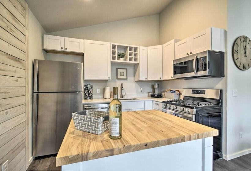 Cozy Cottage On The Coast Near Downtown Westport!