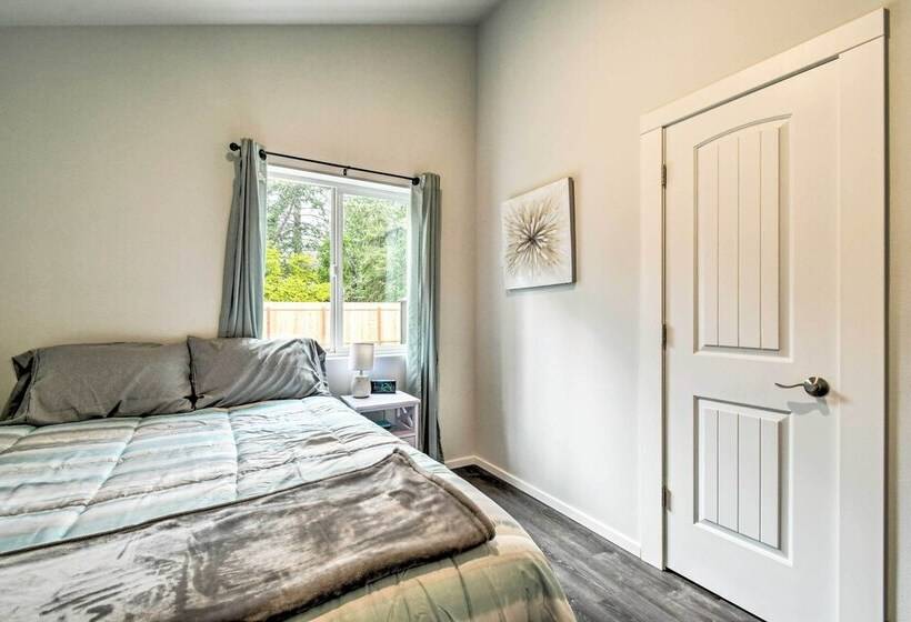 Cozy Cottage On The Coast Near Downtown Westport!