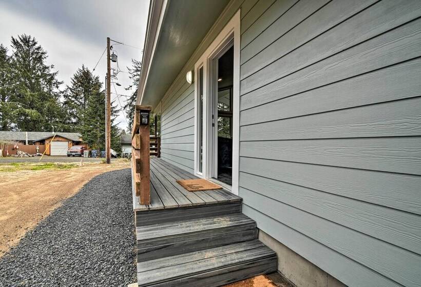 Cozy Cottage On The Coast Near Downtown Westport!