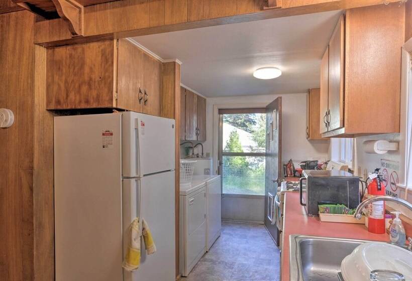 Cozy Klamath Falls Home Near Fishing & Parks!