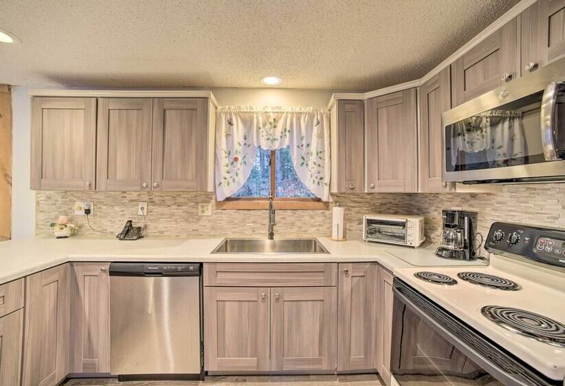 Cozy Mountain Retreat W/ Deck ~ 3 Mi To Mount Snow