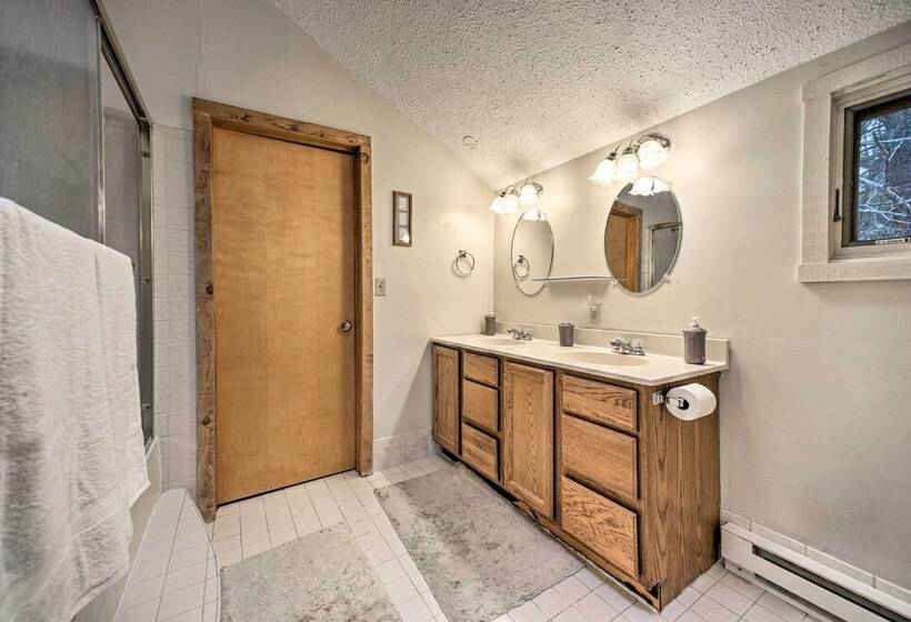 Cozy Mountain Retreat W/ Deck ~ 3 Mi To Mount Snow