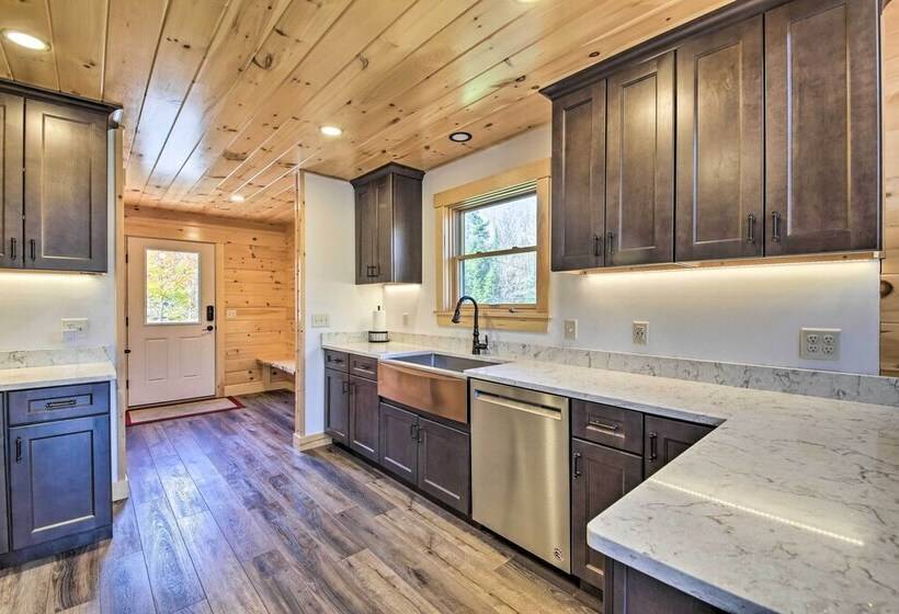 Cozy & Peaceful Waterfront Cabin On Porter Lake!