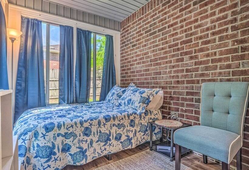 Home 10 Mi To Downtown Pensacola: Pets Welcome!