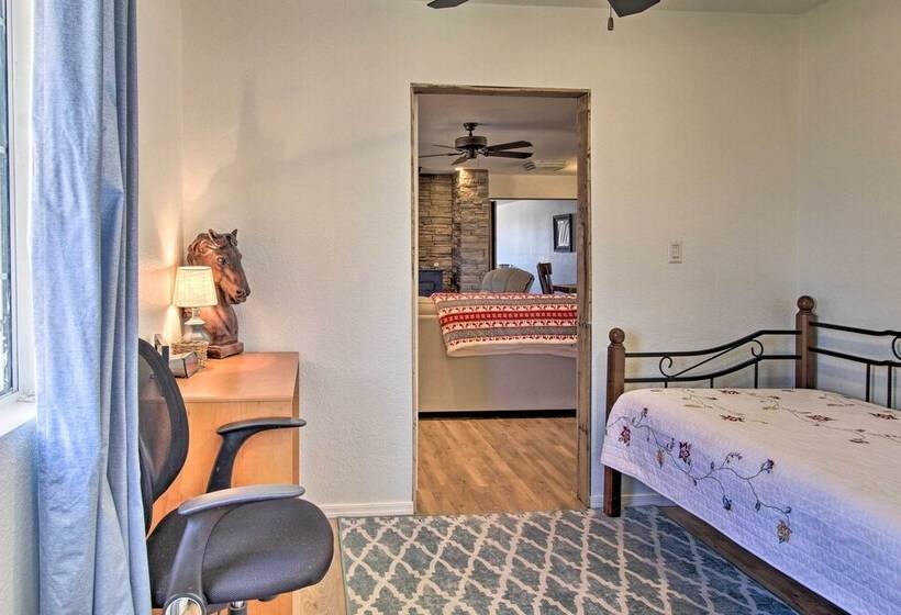 Cozy Taylor Home W/ Fireplace Hiking Nearby