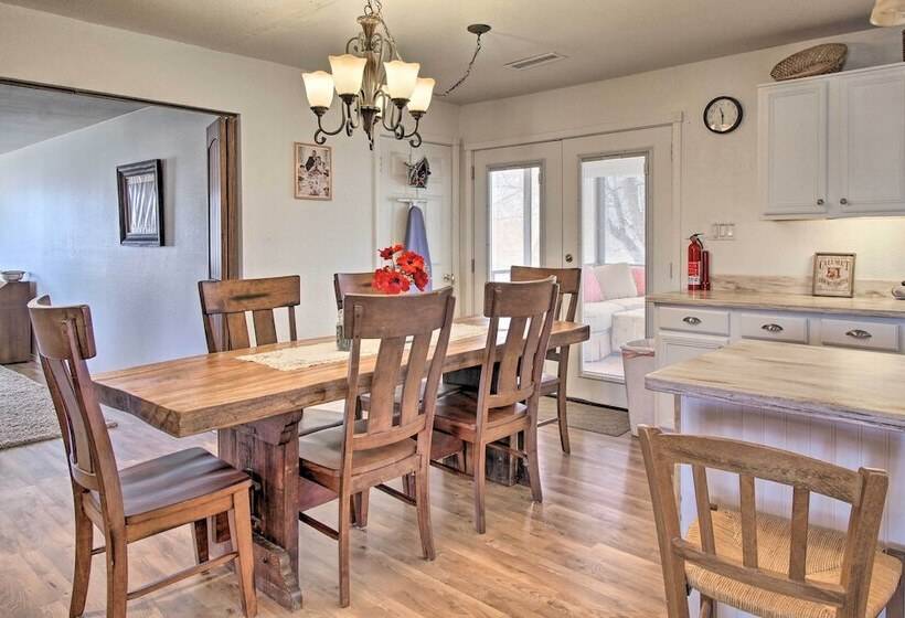 Cozy Taylor Home W/ Fireplace Hiking Nearby