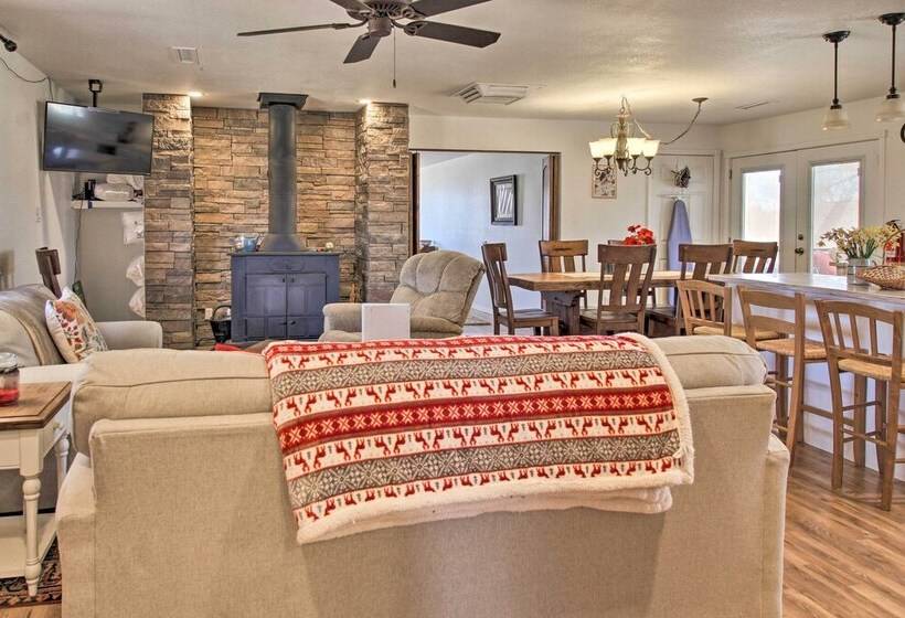Cozy Taylor Home W/ Fireplace Hiking Nearby