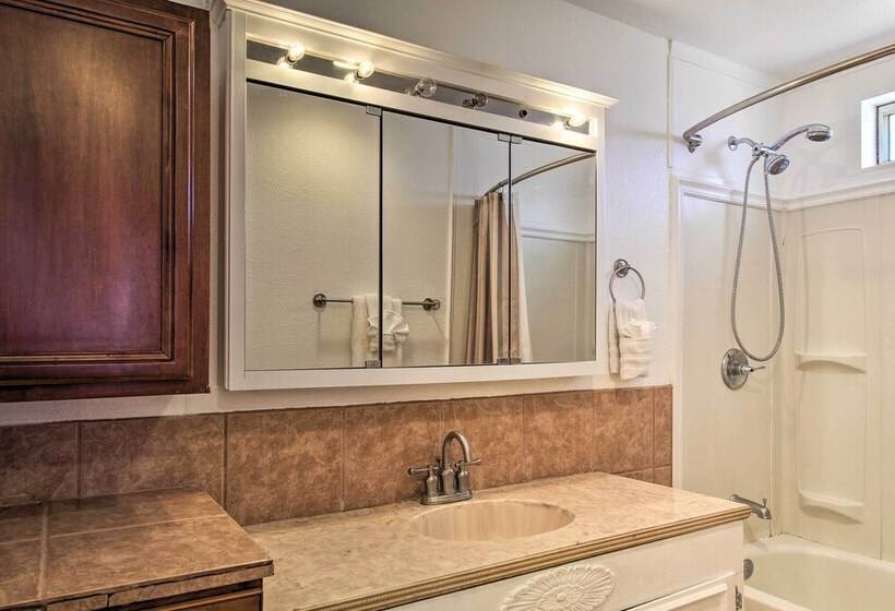 Cozy Taylor Home W/ Fireplace Hiking Nearby