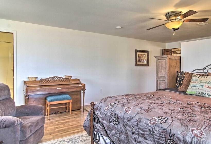 Cozy Taylor Home W/ Fireplace   Hiking Nearby