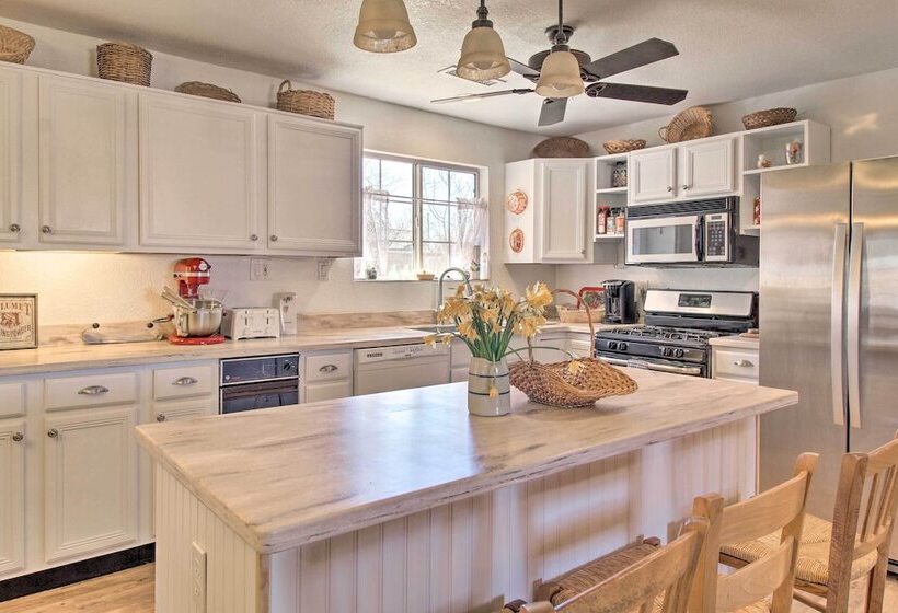 Cozy Taylor Home W/ Fireplace   Hiking Nearby