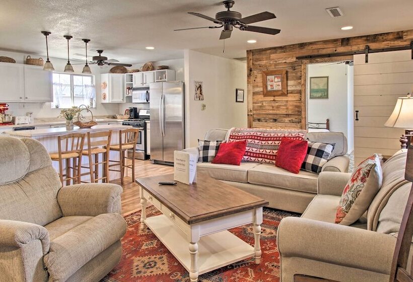 Cozy Taylor Home W/ Fireplace Hiking Nearby