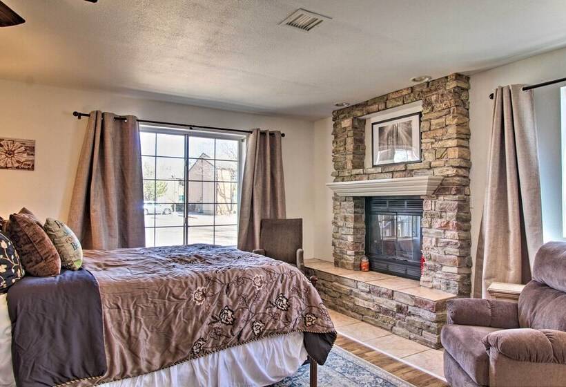 Cozy Taylor Home W/ Fireplace   Hiking Nearby
