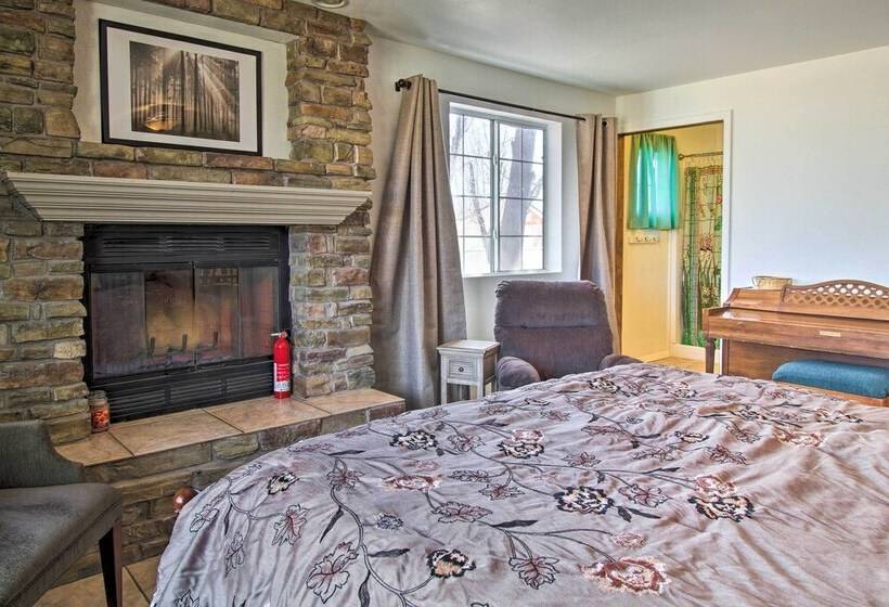 Cozy Taylor Home W/ Fireplace Hiking Nearby