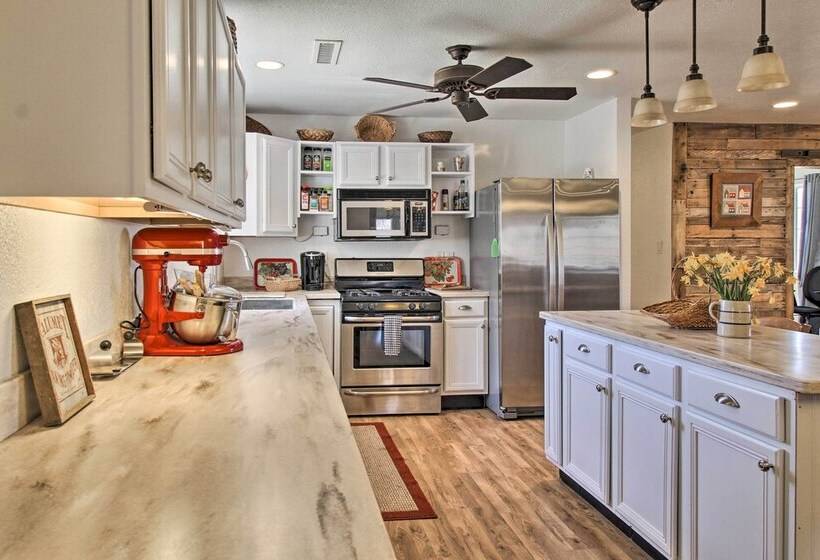 Cozy Taylor Home W/ Fireplace   Hiking Nearby