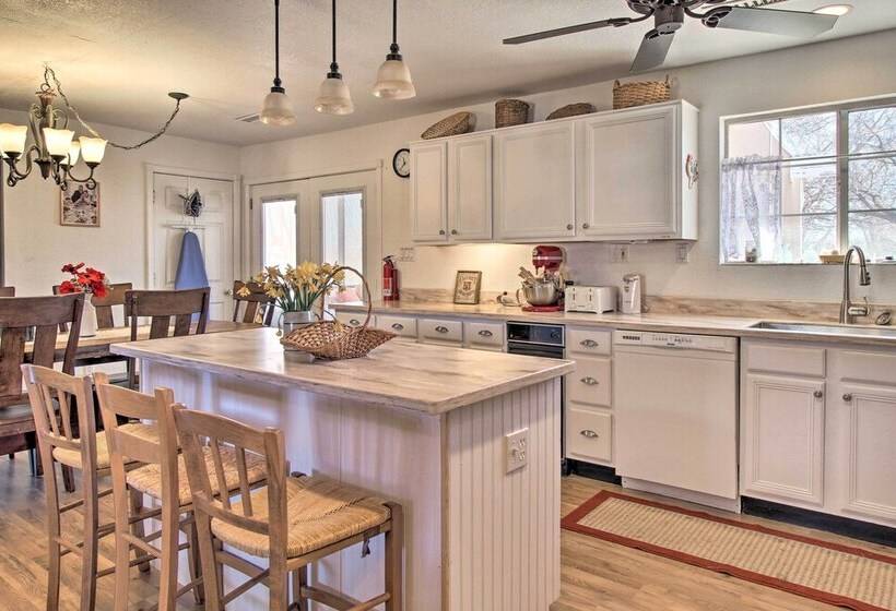 Cozy Taylor Home W/ Fireplace   Hiking Nearby