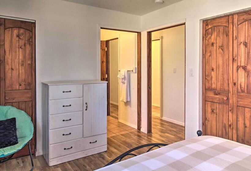 Cozy Taylor Home W/ Fireplace Hiking Nearby