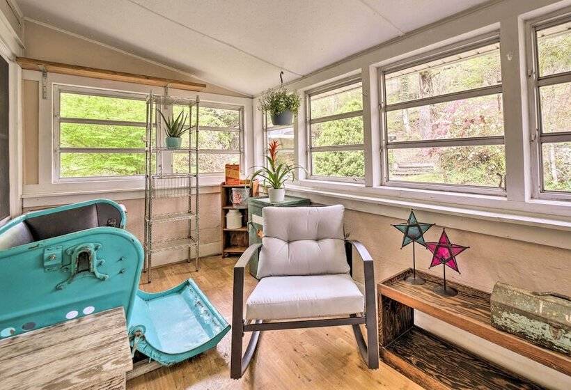 Cozy Wooded Retreat: 2 Mi To Dtwn Brevard!