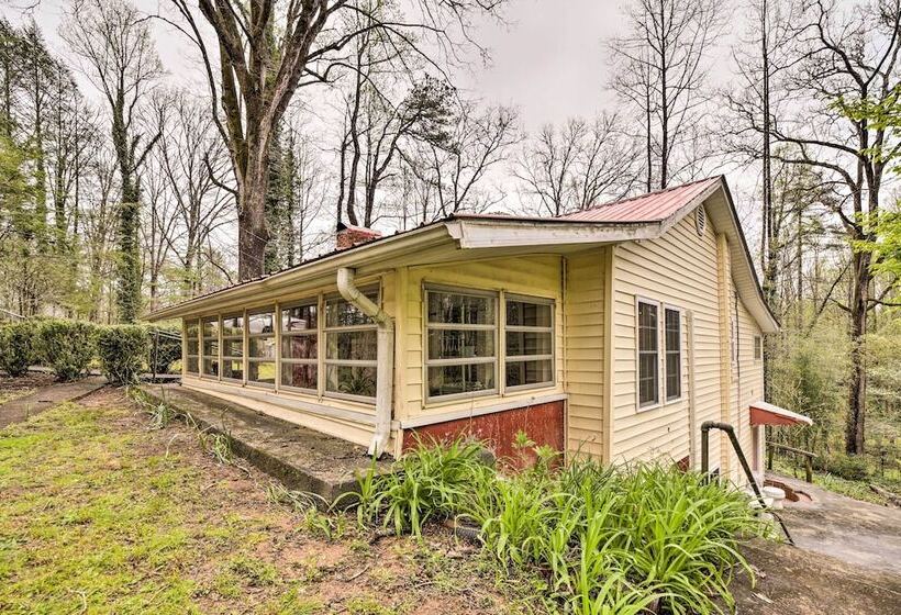 Cozy Wooded Retreat: 2 Mi To Dtwn Brevard!
